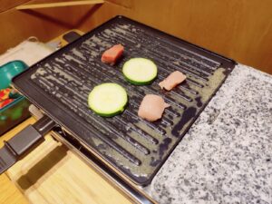 Rommelsbacher RCS 1350 Raclette Grillplatte im Betrieb