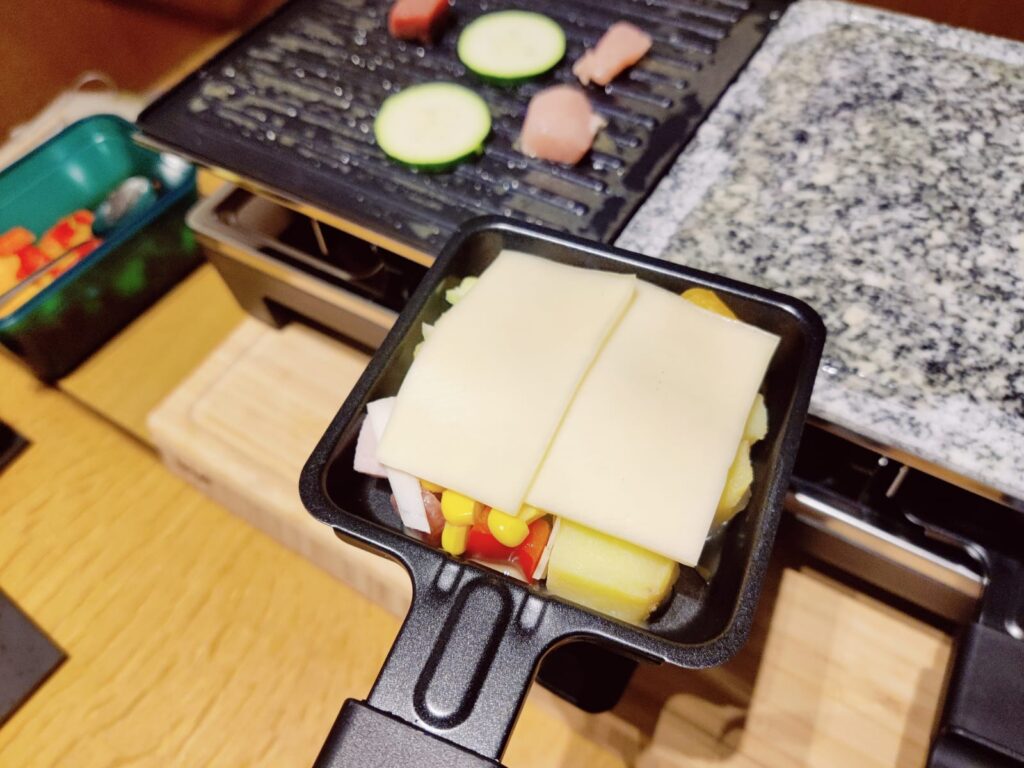 Rommelsbacher RCS 1350 Raclette Pfännchen im Betrieb