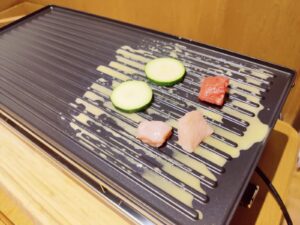 Cusimax CMRC-300 Raclette Grillplatte im Betrieb