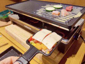 Cusimax CMRC-300 Raclette Pfännchen im Betrieb