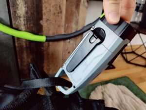 Gemmac XLN-383SW Kurbelradio Befestigung an Rucksack