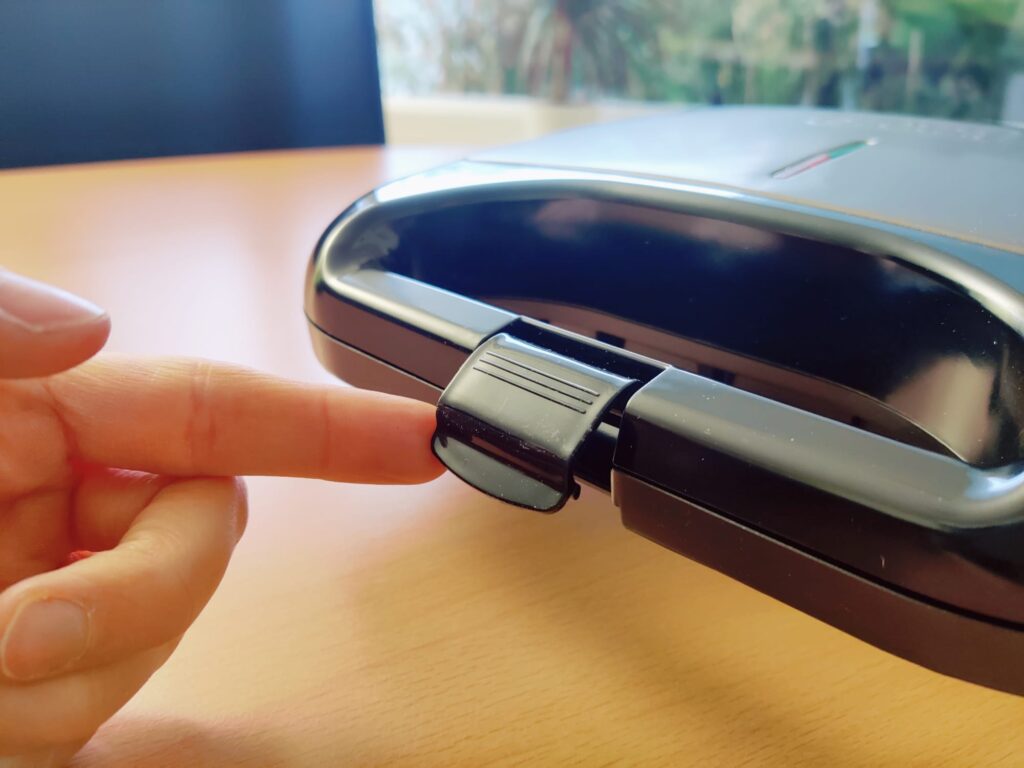 BLACK+DECKER BXSA752 Sandwichmaker Griffverriegelung