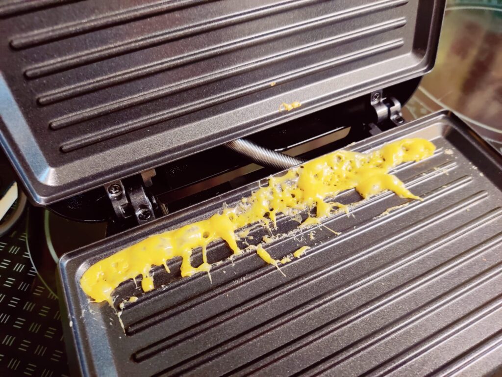 BLACK+DECKER BXSA752 Sandwichmaker Rückstände untere Grillfläche