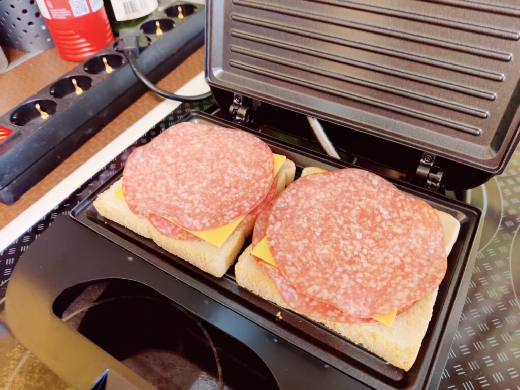 BLACK+DECKER BXSA752 Sandwichmaker Sandwiches einlegen