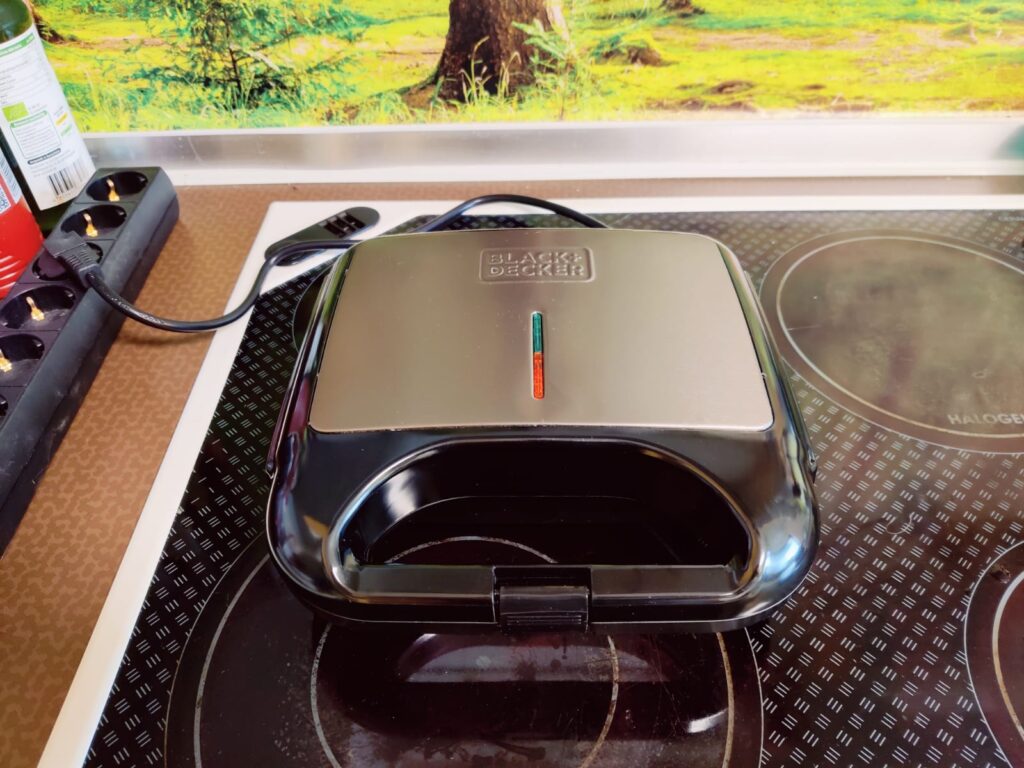 BLACK+DECKER BXSA752 Sandwichmaker angeschlossen