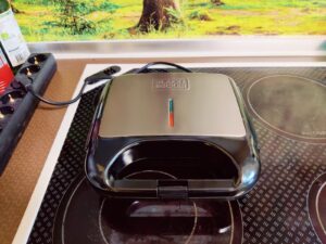 BLACK+DECKER BXSA752 Sandwichmaker angeschlossen