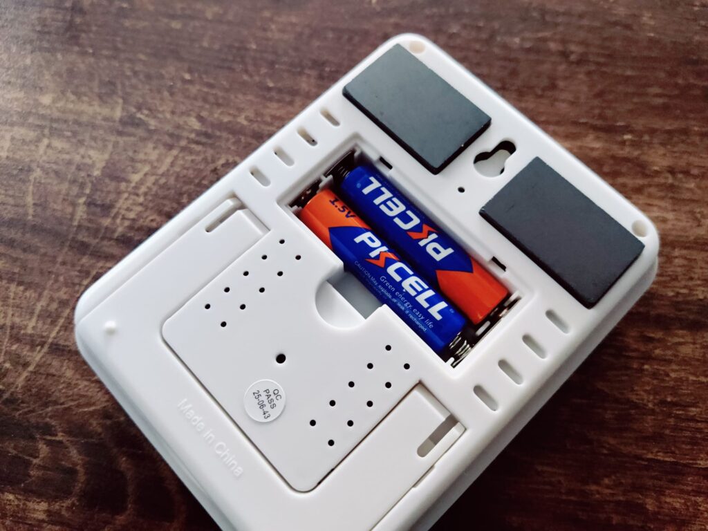 ThermoPro TP65 Hygrometer Batterien eingelegt