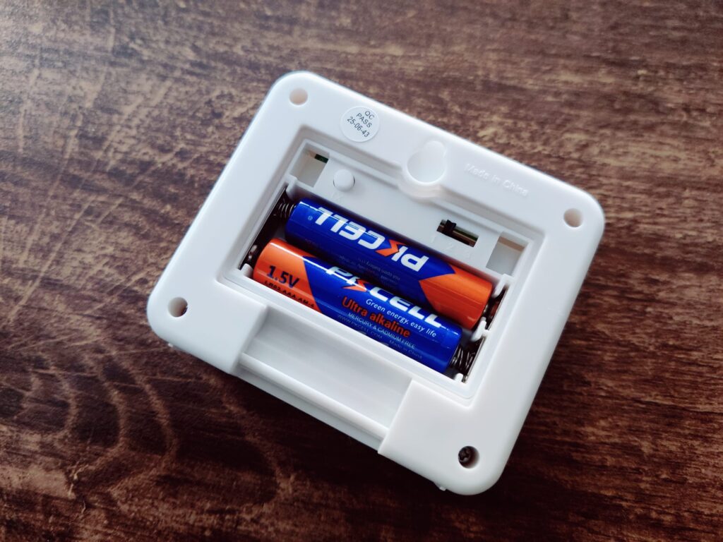 ThermoPro TP65 Hygrometer Sensor Batterien eingelegt