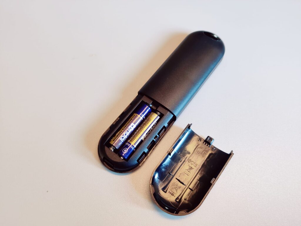 DEPSTECH DW50 Pro Webcam Fernbedienung Batterien eingelegt