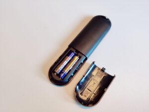 DEPSTECH DW50 Pro Webcam Fernbedienung Batterien eingelegt