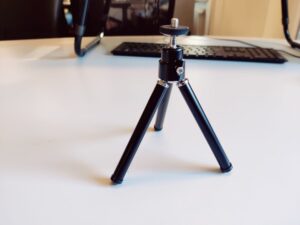 DEPSTECH DW50 Pro Webcam Stativ aufgeklappt