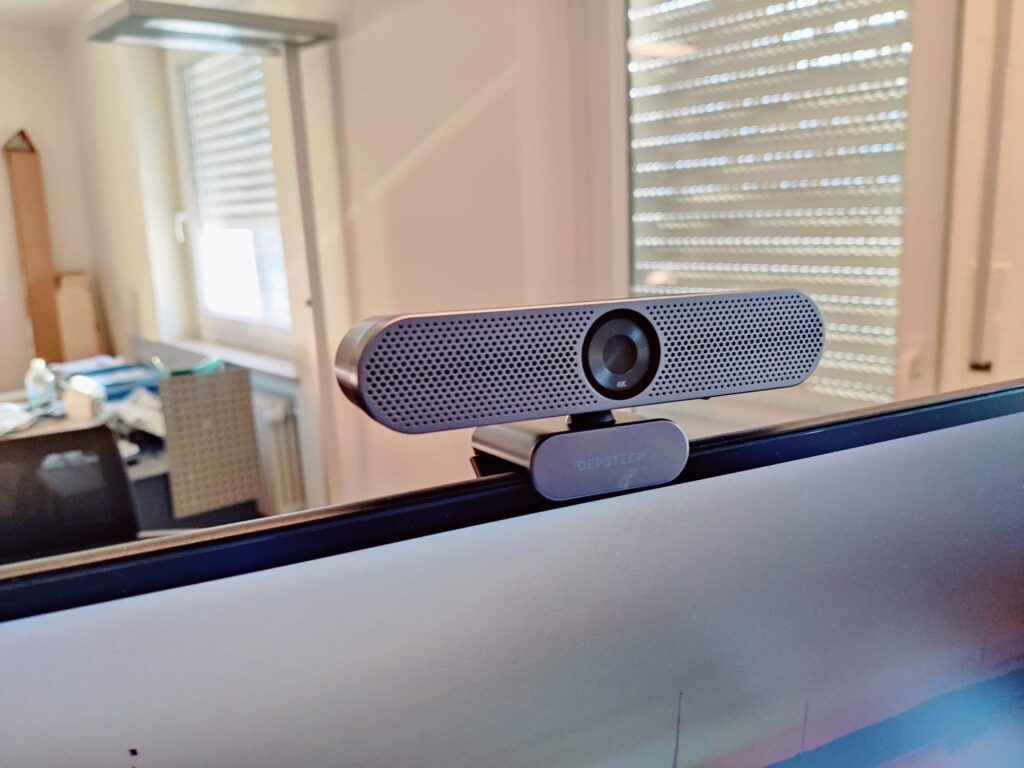 DEPSTECH DW50 Pro Webcam auf PC montiert