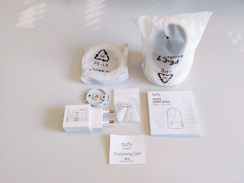 eufy E220 Überwachungskamera mit Zubehör