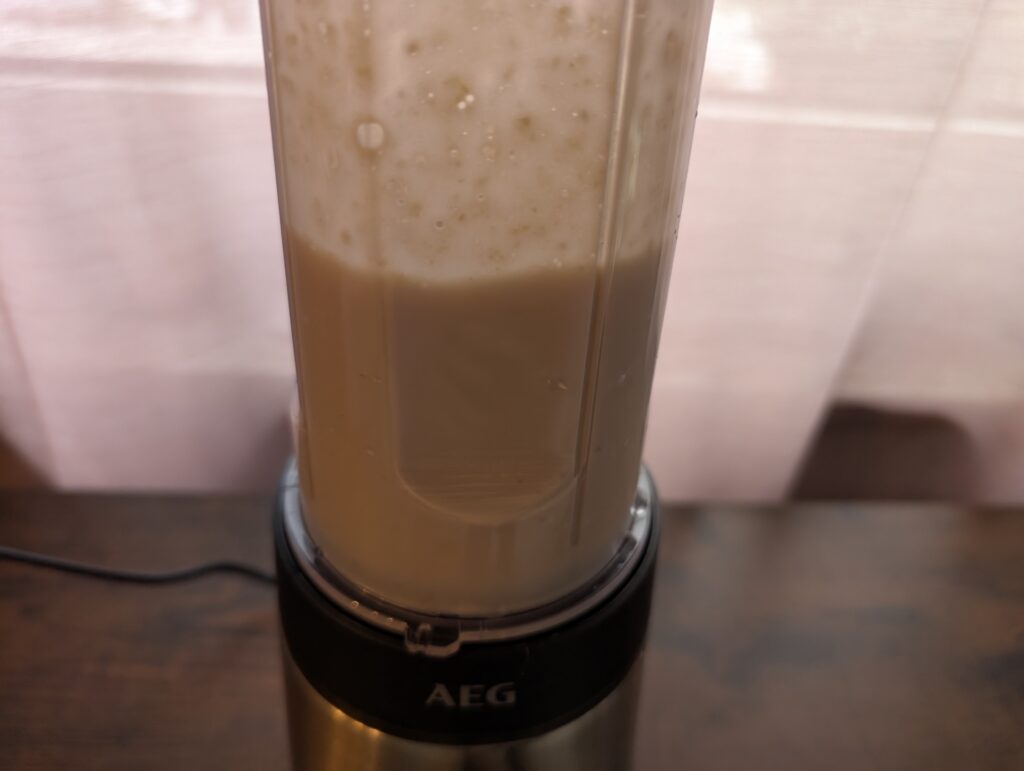 AEG SB4-1-4ST Smoothie-Maker Bananen Nuss Smoothie beim Mixen