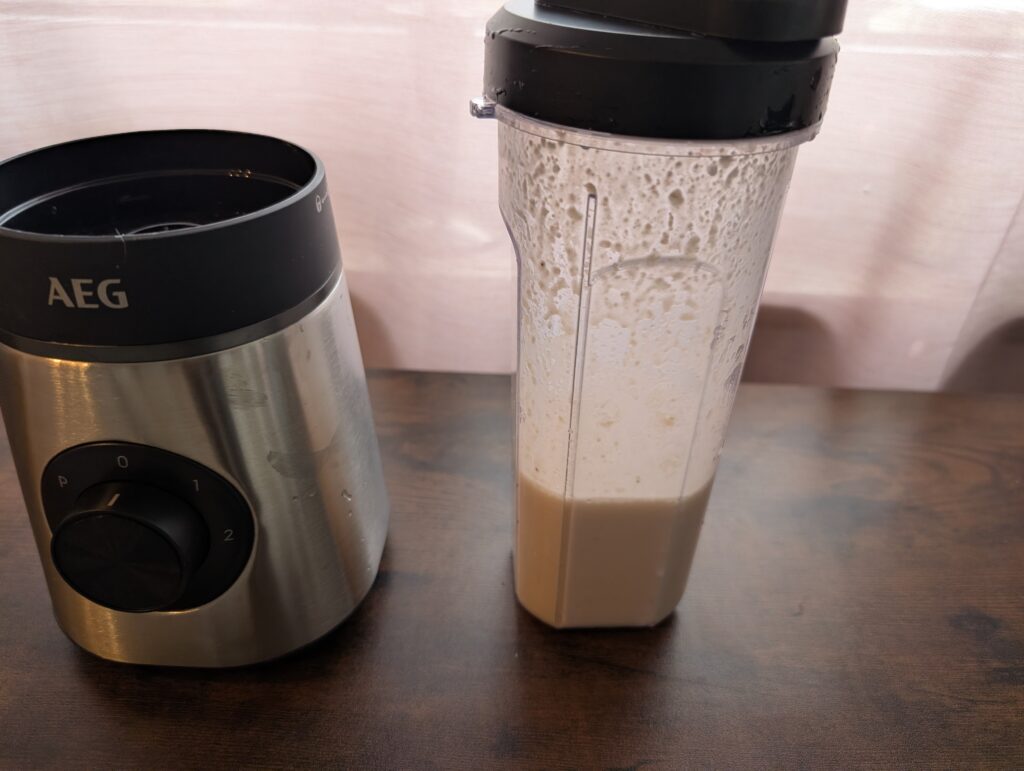 AEG SB4-1-4ST Smoothie-Maker Bananen Nuss Smoothie fertig