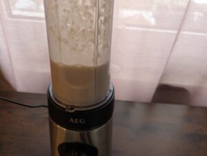 AEG SB4-1-4ST Smoothie-Maker Bananen Nuss Smoothie gemixt