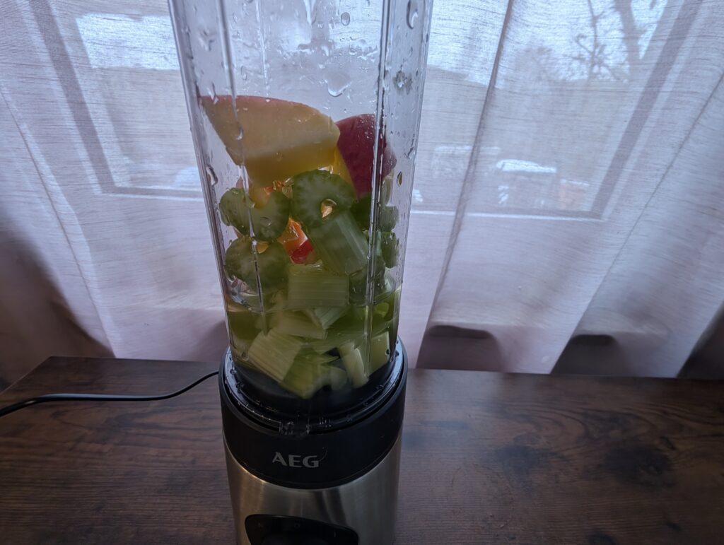 AEG SB4-1-4ST Smoothie-Maker Sellerie Smoothie Detail