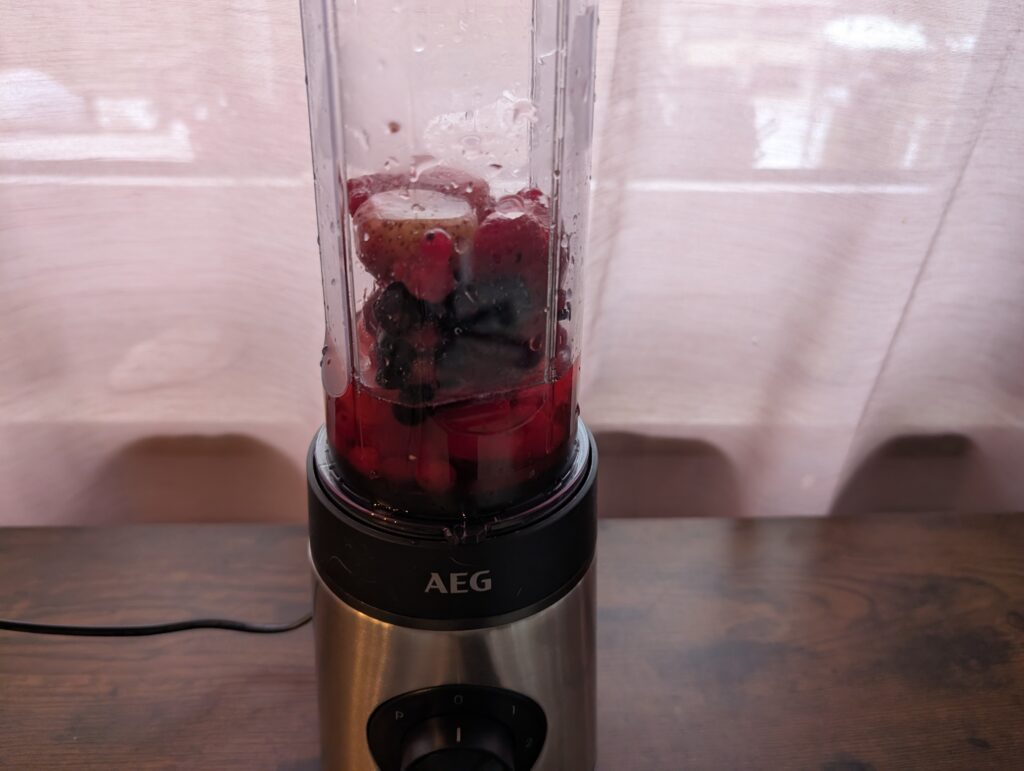 AEG SB4-1-4ST Smoothie-Maker gefrorener Beeren Smoothie