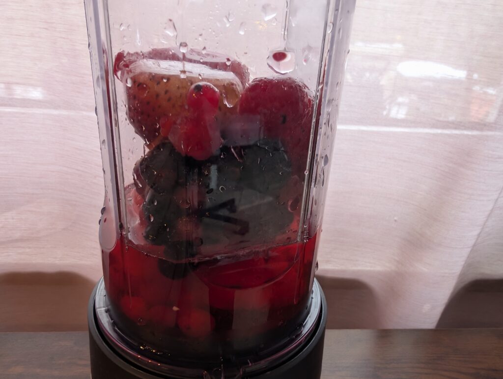 AEG SB4-1-4ST Smoothie-Maker gefrorener Beeren Smoothie Detail