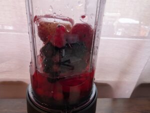 AEG SB4-1-4ST Smoothie-Maker gefrorener Beeren Smoothie Detail