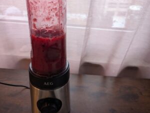 AEG SB4-1-4ST Smoothie-Maker gefrorener Beeren Smoothie beim Mixen