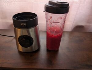 AEG SB4-1-4ST Smoothie-Maker gefrorener Beeren Smoothie fertig