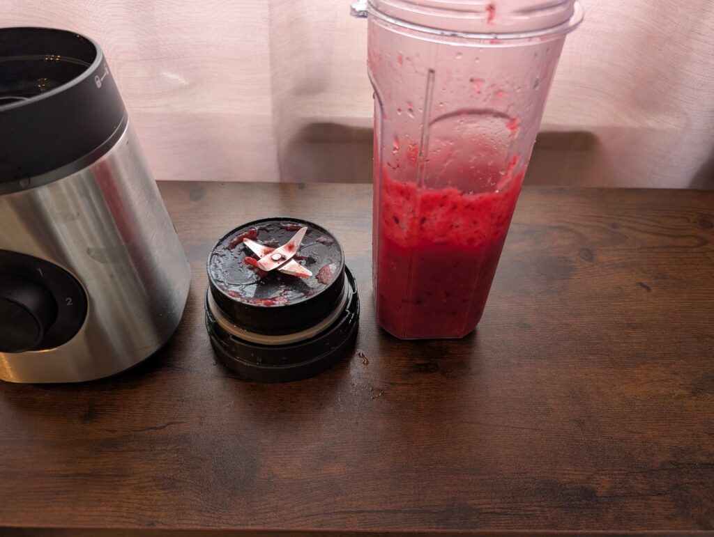 AEG SB4-1-4ST Smoothie-Maker gefrorener Beeren Smoothie nach dem Mixen