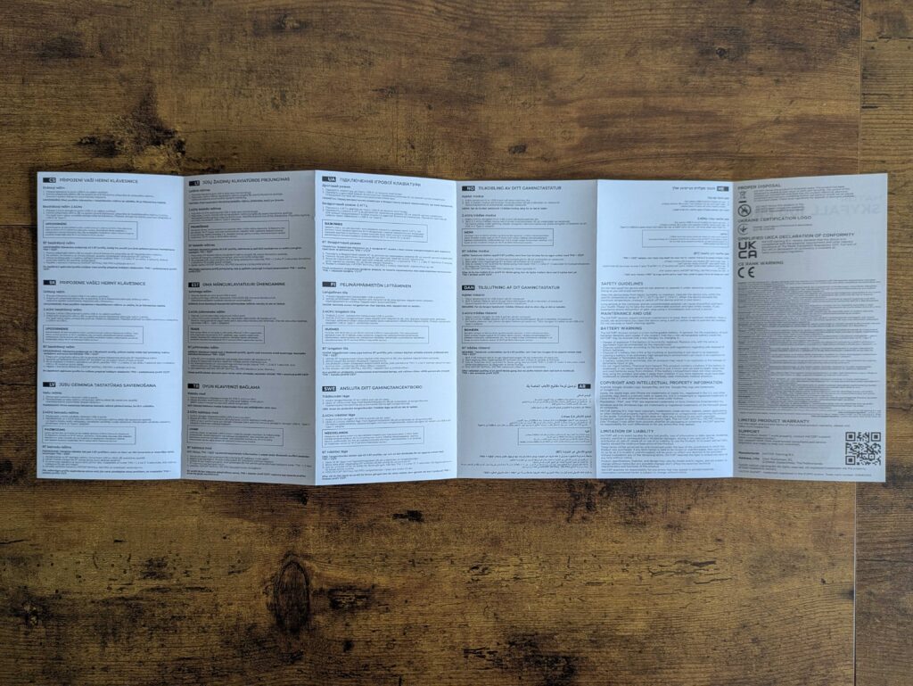 Anleitung der HATOR Skyfall 100 Pro Wireless Gaming-Tastatur geöffnet, Rückseite