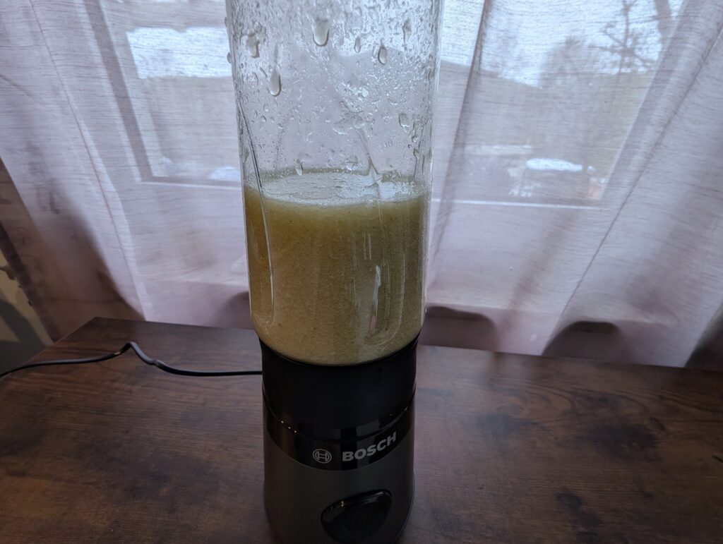 Bosch VitaPower Serie 2 Smoothie Maker Selleriesmoothie gemixt