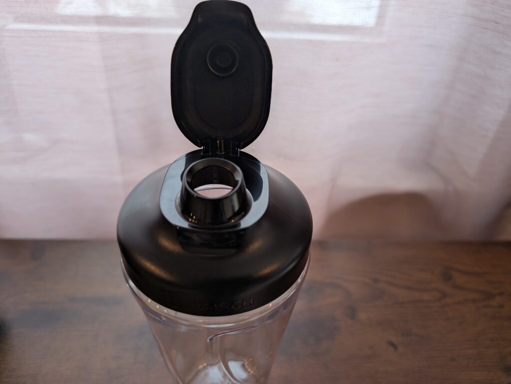 Bosch VitaPower Serie 2 Smoothie Maker geöffneter Deckel auf Becher