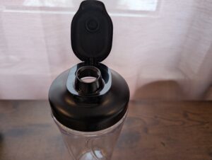 Bosch VitaPower Serie 2 Smoothie Maker geöffneter Deckel auf Becher