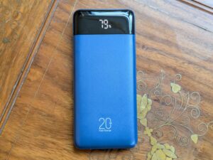 Charmast C2065 Powerbank mit angeschalteten Display