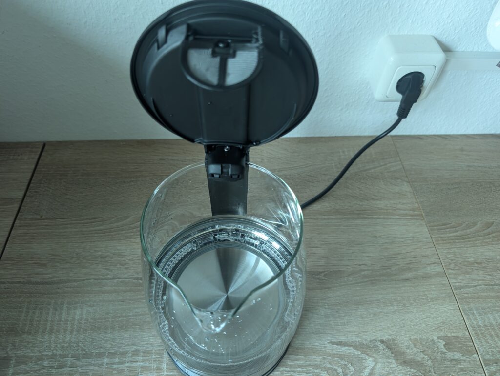 EMERIO WK-119988.7 Wasserkocher gefüllt mit geöffnetem Deckel