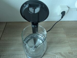 EMERIO WK-119988.7 Wasserkocher gefüllt mit geöffnetem Deckel