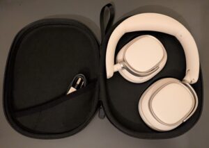 Edifier ES850NB Noise-Cancelling-Kopfhörer im offenen Case