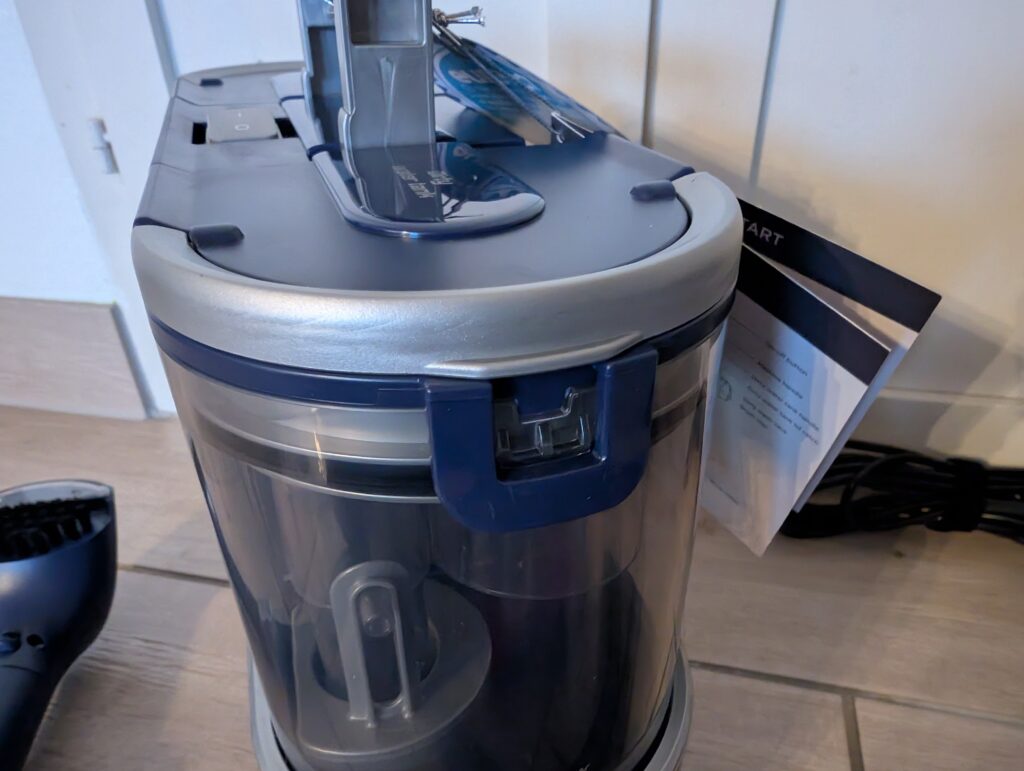 Eureka NEY100 Waschsauger Behälter Verriegelung