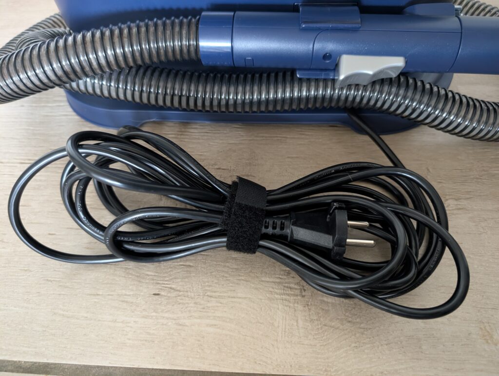 Eureka NEY100 Waschsauger Düsenhalter und aufgewickeltes Kabel Detail