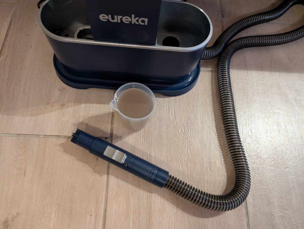 Eureka NEY100 Waschsauger Schmutzwasser nach Teppichreinigung