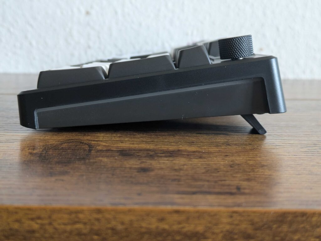 HATOR Skyfall 100 Pro Wireless Gaming-Tastatur angewinkelt