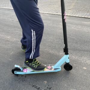 Kinderkraft SOLIS Stunt-Scooter im Einsatz