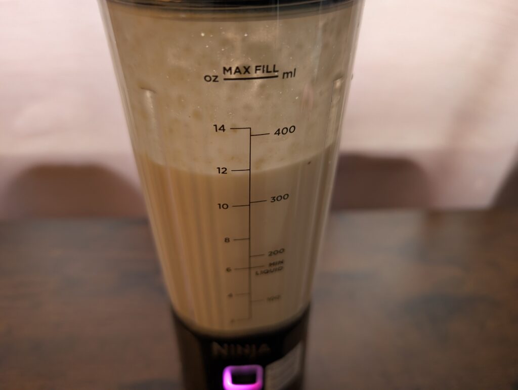 Ninja Blast Smoothie Maker Bananen Nuss Smoothie beim Mixen