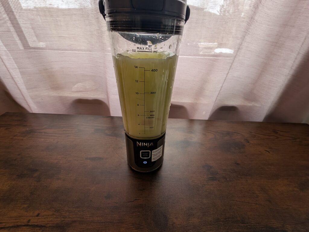 Ninja Blast Smoothie Maker Selleriesmoothie beim Mixen