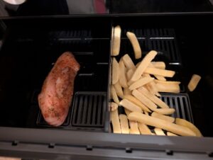 Panasonic NF-BC1000 Flex Heißluftfritteuse Hähnchen und Pommes vor dem Garen