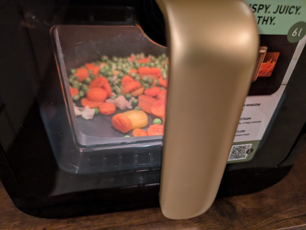 Panasonic NF-CC600AXE Heißluftfritteuse Gemüse im Sichtfenster