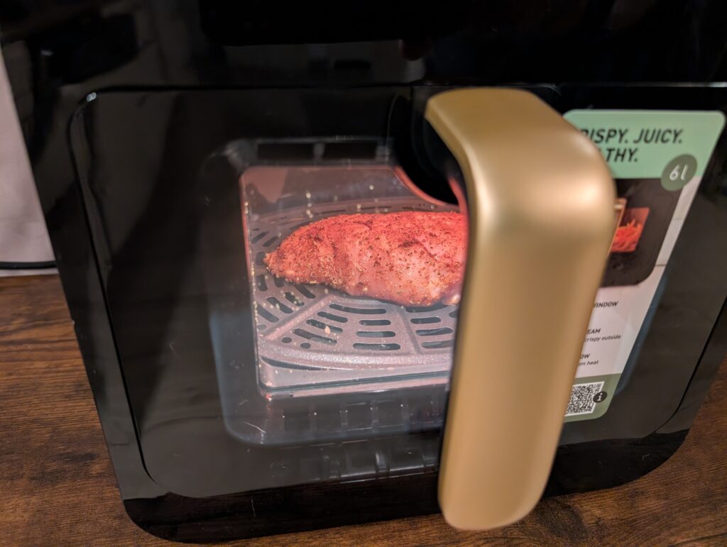 Panasonic NF-CC600AXE Heißluftfritteuse Hähnchen im Sichtfenster