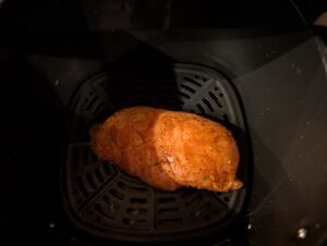 Panasonic NF-CC600AXE Heißluftfritteuse Hähnchenbrust vor dem Garen