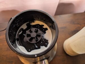 SEVERIN SM 3737 Smoothie Maker Bananen Nuss Smoothie Milch in der Basis