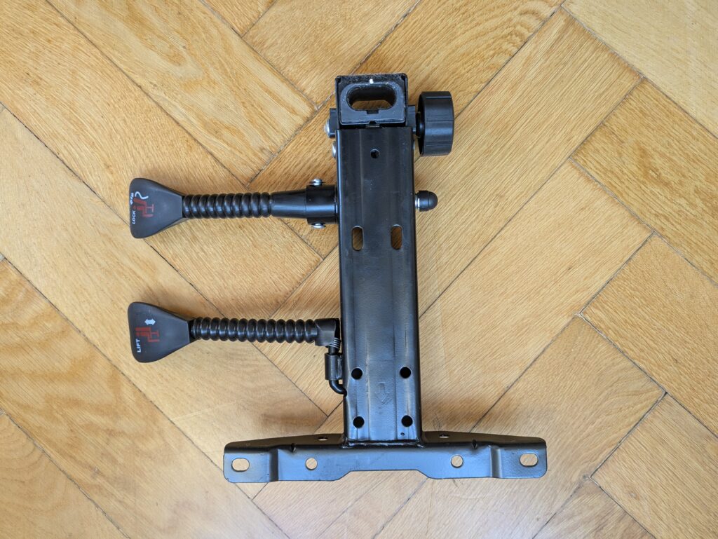 Sitzmechanik des Bagazzia Racingreat Gaming-Stuhls von unten