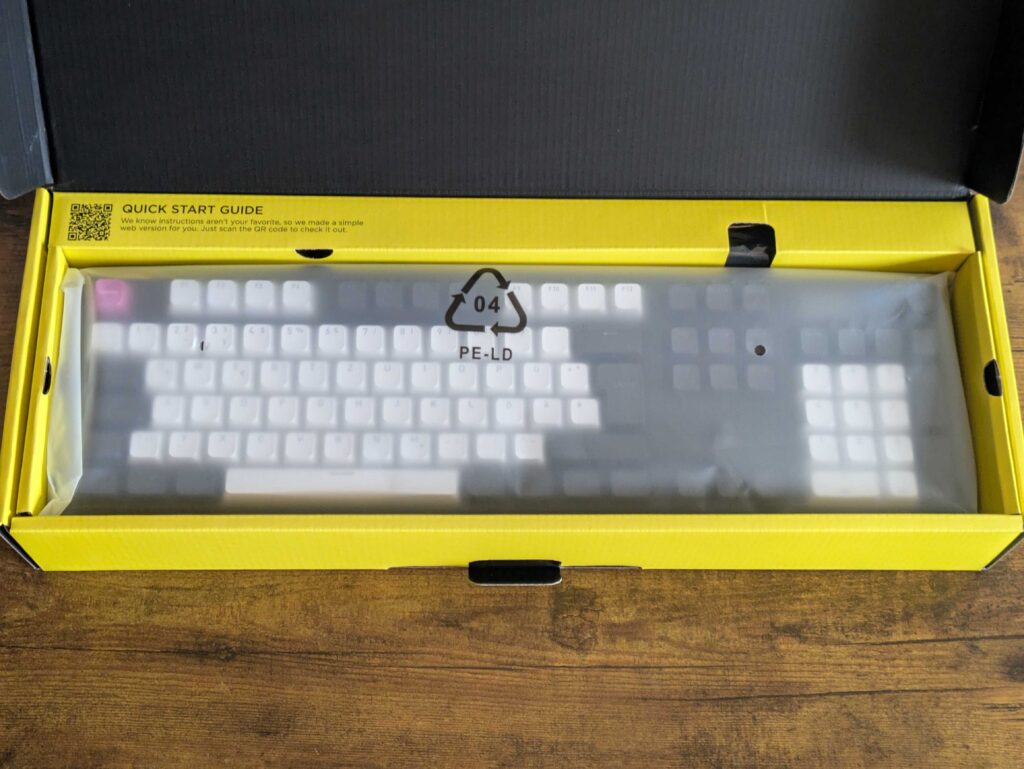 Verpackung der HATOR Skyfall 100 Pro Wireless Gaming-Tastatur geöffnet