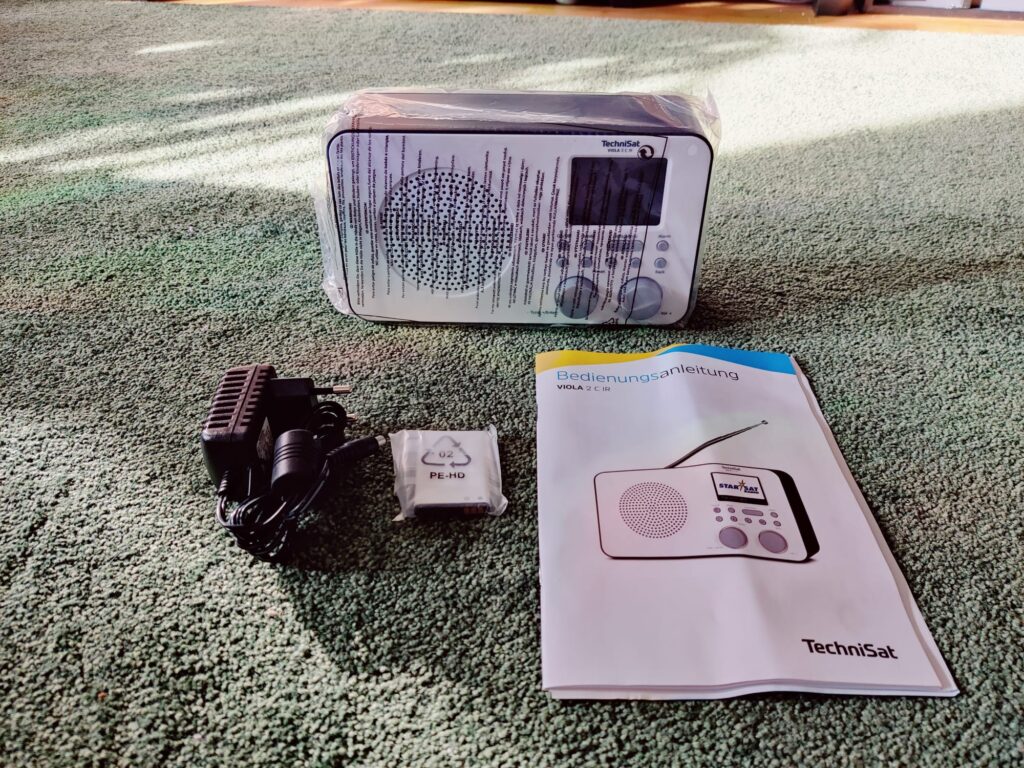 TechniSat VIOLA 2 C IR Internetradio verpackt mit Zubehör